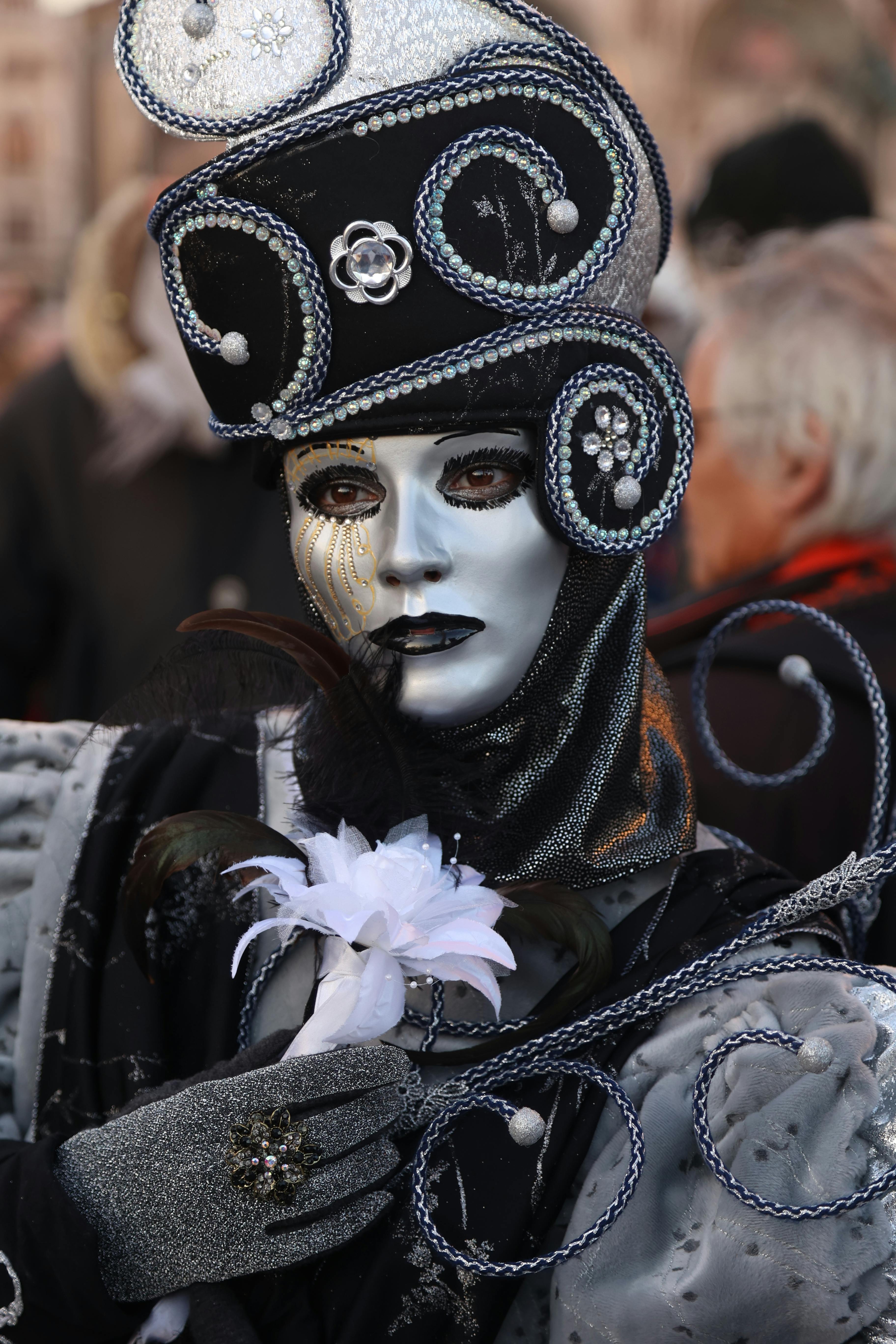 Image de personnes déguisées pour le carnaval de Nice